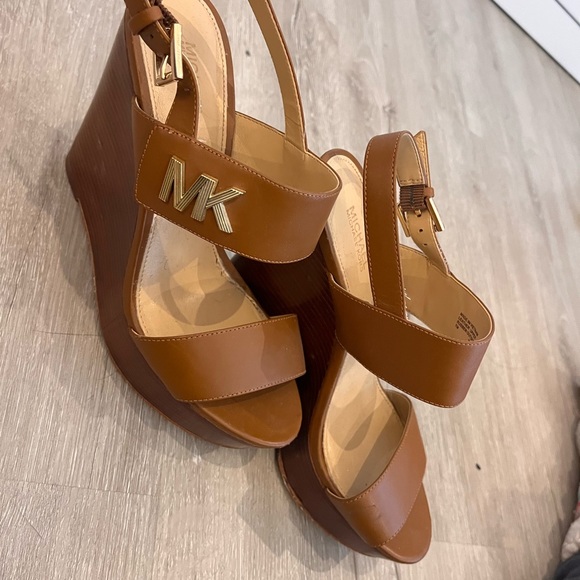 Michael Kors Jet set platforms - Picture 7 of 10